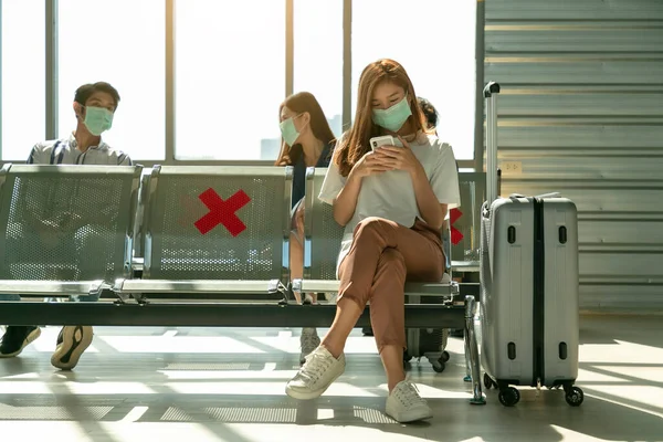 Молодая Азиатская Пассажирка Смартфоне Ноутбуке Сидит Терминальном Зале Ожидании Своего — стоковое фото