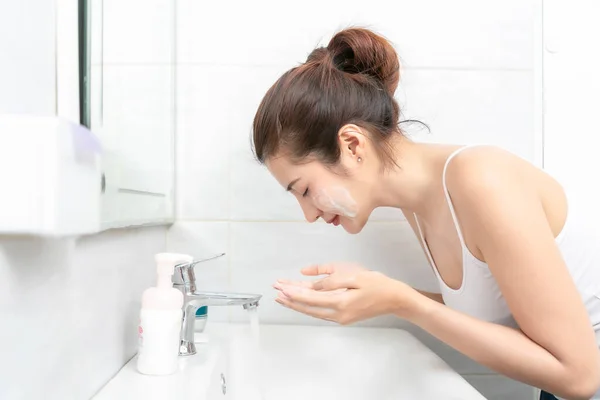 Joven Mujer Asiática Lavándose Cara Baño — Foto de Stock
