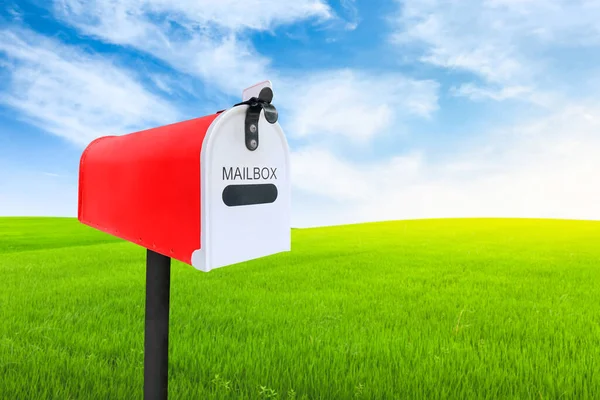 Boîte Aux Lettres Poste Rouge Avec Gazon Vert Extérieur Bleui — Photo