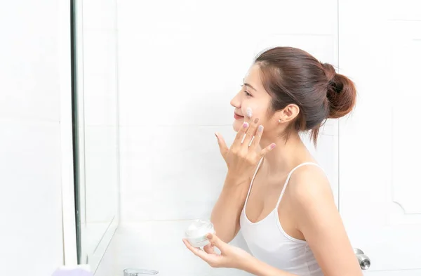 Mulher Asiática Aplicando Creme Cosmético Reflexão Espelho — Fotografia de Stock