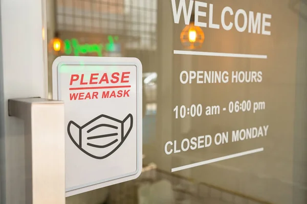 Use Máscaras Mantenga Distancia Firme Puerta Principal Tienda Cuando Sea —  Fotos de Stock