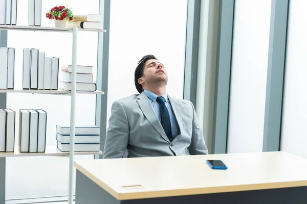 Unavený Obchodník Spí Práci Kanceláři — Stock fotografie