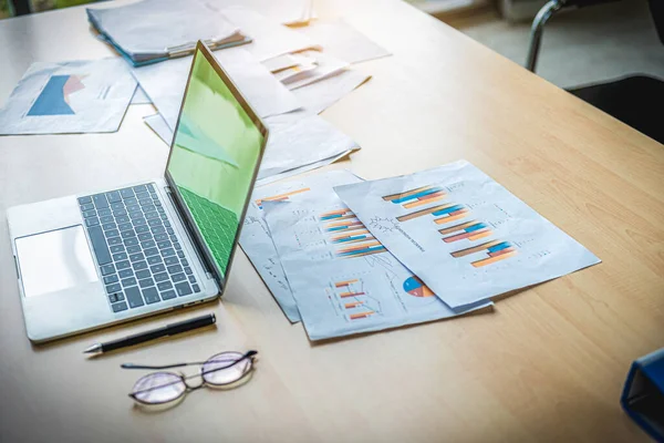 Laptop Notizen Und Datenblatt Schreibwaren Auf Dem Schreibtisch Selektiver Fokus — Stockfoto