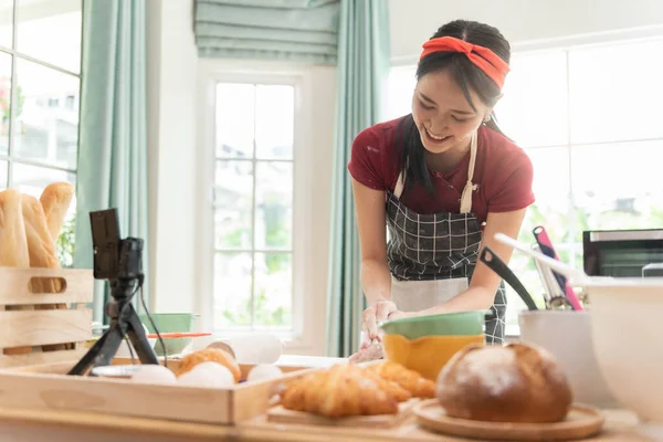Жінка Замінює Тісто Роблячи Відео Свого Кулінарного Відеоблогу Позуючи Проти — стокове фото