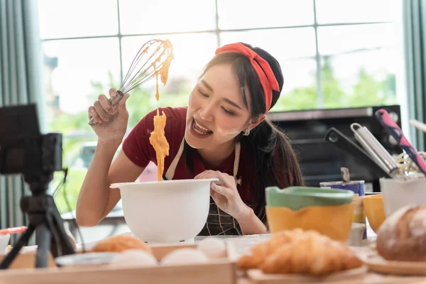 幸せなアジアの女性はクッキーを調理し キッチンで楽しんでいます 彼女作るビデオのために彼女の料理Vlog — ストック写真