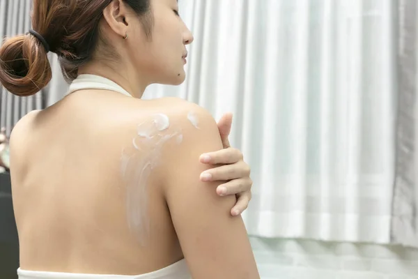 Junge Asiatische Frau Benutzt Creme Nach Dem Duschen Zur Körperpflege — Stockfoto