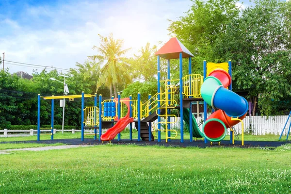 Parktaki bahçedeki renkli oyun parkı.