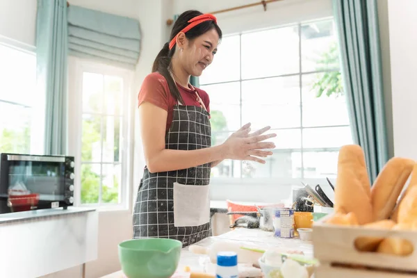 笑顔若いアジアの女性の仕事作る甘いパイまたはペストリー生地でキッチン — ストック写真