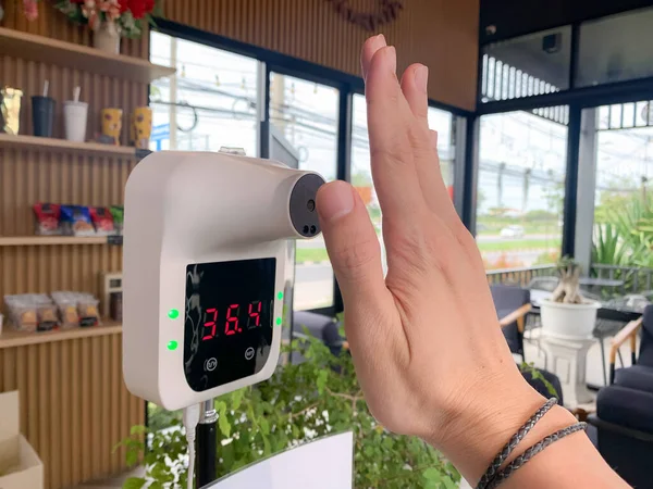 Mano Del Hombre Que Comprueba Temperatura Antes Entrar Cafetería Con —  Fotos de Stock