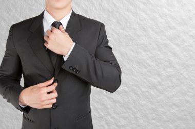İyi giyimli işadamı gibi görünmek akıllı onun boyun kravat ayarlama 