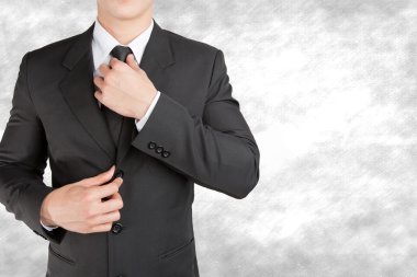 İyi giyimli işadamı gibi görünmek akıllı onun boyun kravat ayarlama 