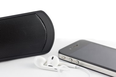 Üzerinde izole beyaz kulaklık, woofer ve akıllı telefon ekipman seti