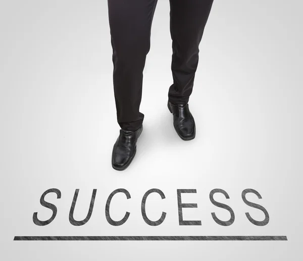 Uomo d'affari in piedi indossando scarpe corte sulla linea di successo . — Foto Stock
