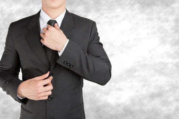 Dobrze ubrany biznesmen wych inteligentnej regulacji jego szyi krawat — Zdjęcie stockowe