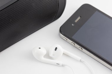 Üzerinde izole beyaz kulaklık, woofer ve akıllı telefon ekipman seti