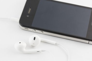 Beyaz kulaklık ve akıllı telefon donanımları üzerinde izole beyaz ba ayarla