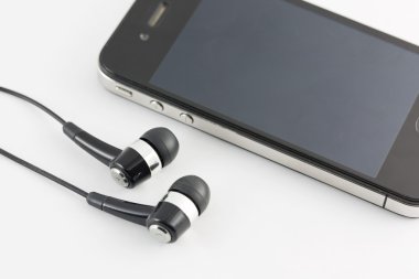 Siyah kulaklık ve akıllı telefon donanımları üzerinde izole beyaz ba ayarla