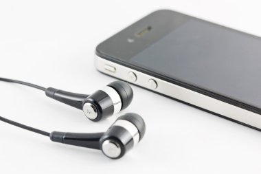 Siyah kulaklık ve akıllı telefon donanımları üzerinde izole beyaz ba ayarla