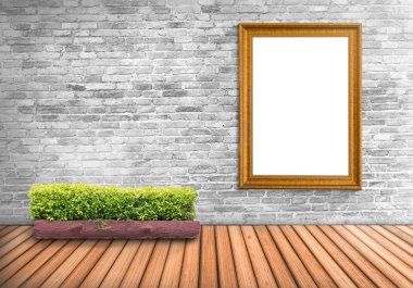 Boş çerçeve vintage bir beton duvar ahşap flo ağaç potu ile