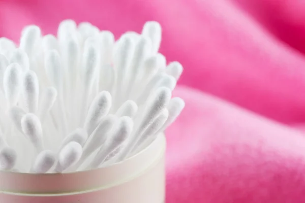 Close up de algodão Buds isolado em fundo rosa: cotonete — Fotografia de Stock
