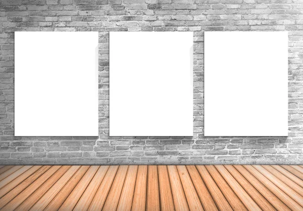 Drei weiße Bretter auf einer Betonwand und Holz — Stockfoto