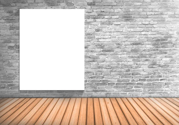 Порожня рамка біла дошка на бетонній цегляній стіні та дерев'яному плаву — стокове фото
