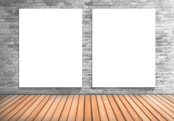 Порожня рамка дві білі дошки на бетонній цегляній стіні і дерев'яна — стокове фото