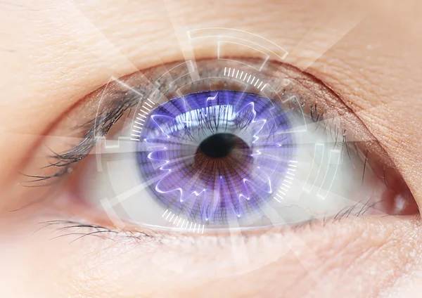 Close up donne occhio tecnologia lente a contatto — Foto Stock