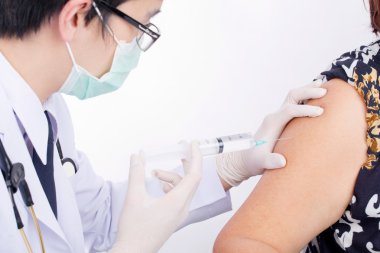 Doktor göstermek enjekte wh izole tuzlu çözüm hasta