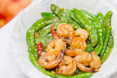 Fry kar bezelye karides ile karıştırın.