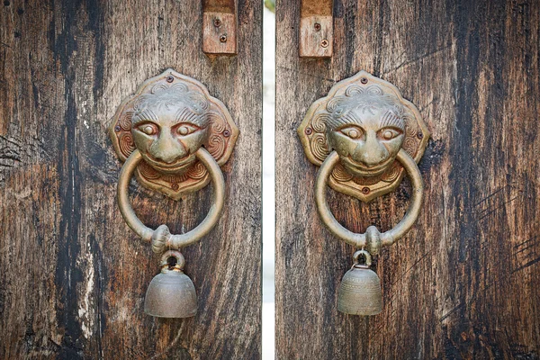 Αρχαία ξύλινα πύλη δύο πόρτα ρόπτρο δαχτυλίδια. — Φωτογραφία Αρχείου