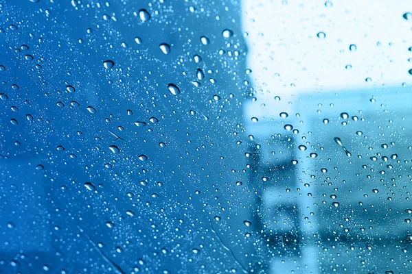 Parabrezza specchio d'acqua goccia in città . — Foto Stock