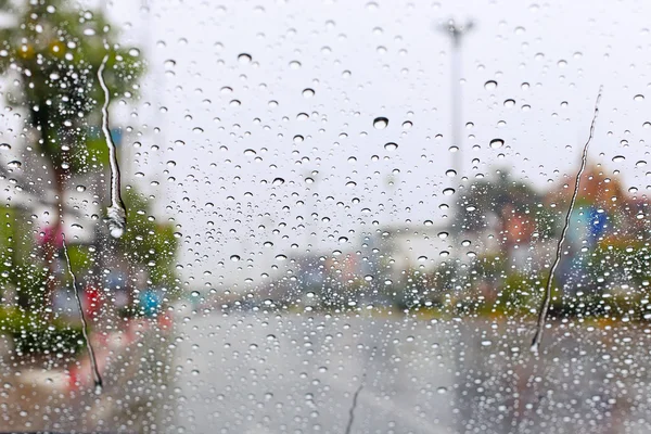 Parabrezza caduta pioggia sul finestrino dell'auto . — Foto Stock