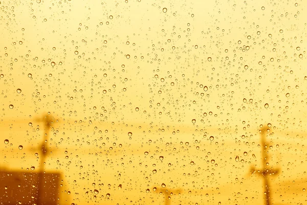 Vitre de voiture goutte pluie pare-brise au coucher du soleil . — Photo