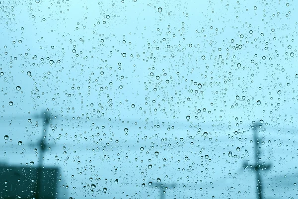 Vitre de voiture goutte de pluie pare-brise sur la lumière du jour bleue . — Photo