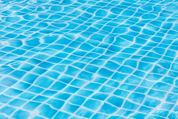 Céu azul piscina água textura reflexão . — Fotografia de Stock