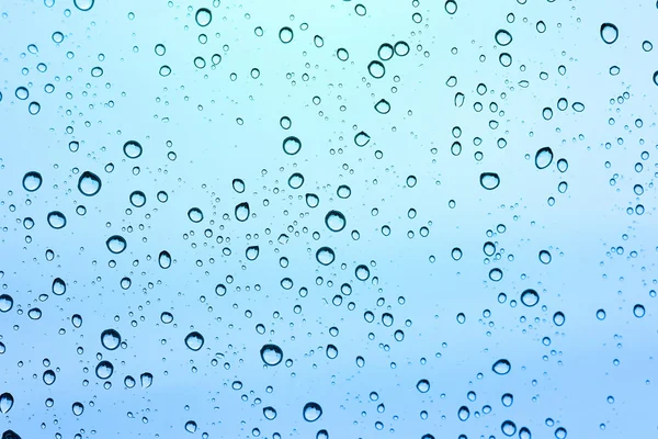 Wassertropfen auf Glasspiegel Hintergrund. — Stockfoto