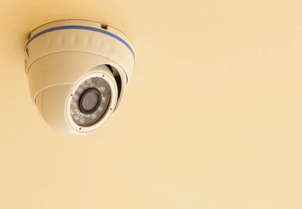 CCTV säkerhet kameran isolerade vit bakgrund. — Stockfoto