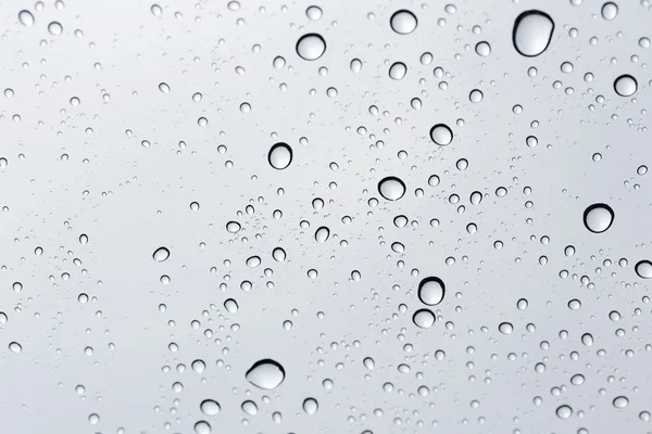 Goccia d'acqua su fondo specchio di vetro . — Foto Stock