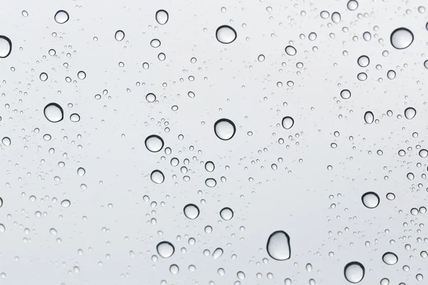 Gota de agua sobre fondo espejo de vidrio . — Foto de Stock