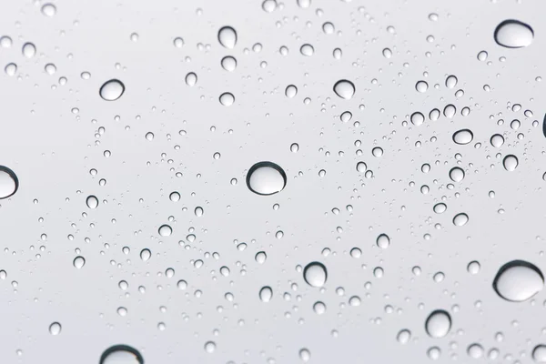 Gota de agua sobre fondo espejo de vidrio . — Foto de Stock