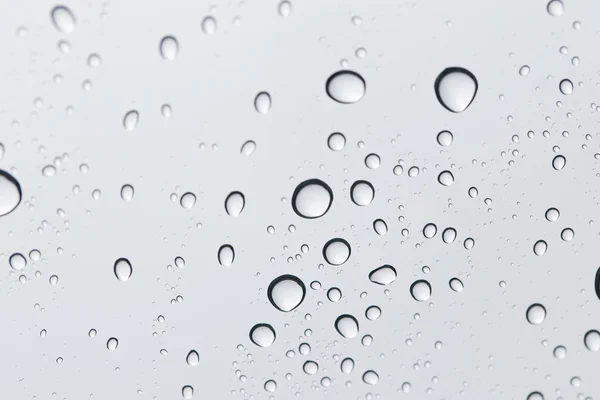 Goccia d'acqua su fondo specchio di vetro . — Foto Stock