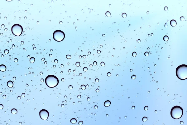 Water drop hemel flare op glas spiegel achtergrond. — Stockfoto