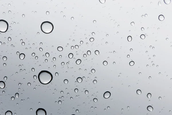 Wassertropfen auf Glasspiegelhintergrund: Windschutzscheibe — Stockfoto