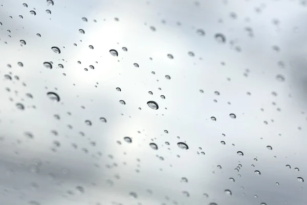 Goccia d'acqua su fondo specchio di vetro . — Foto Stock