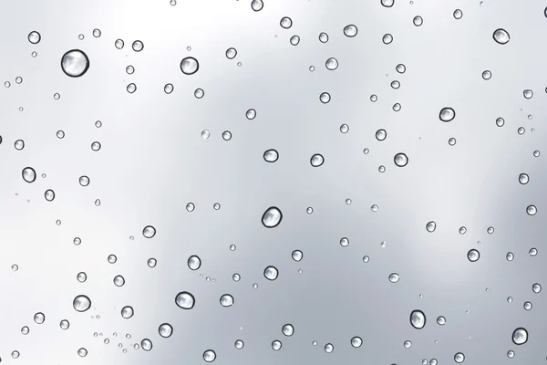 Goccia d'acqua su fondo specchio di vetro . — Foto Stock