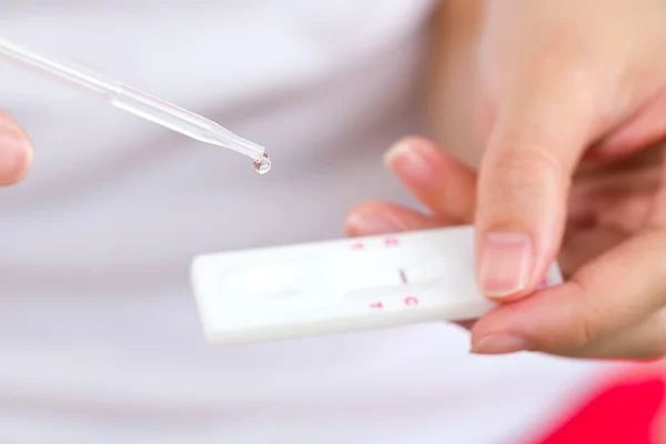 Jovens mulheres verificando teste de gravidez . — Fotografia de Stock
