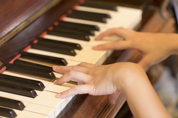 Women Hand playing antique piano classic — Φωτογραφία Αρχείου