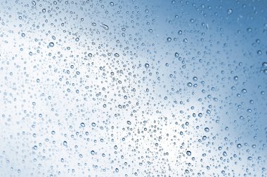 Cam ayna arka planında yağmurlu su damlası.