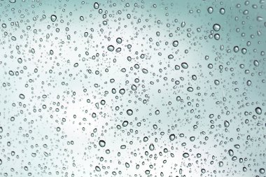 Cam ayna arka planında yağmurlu su damlası.